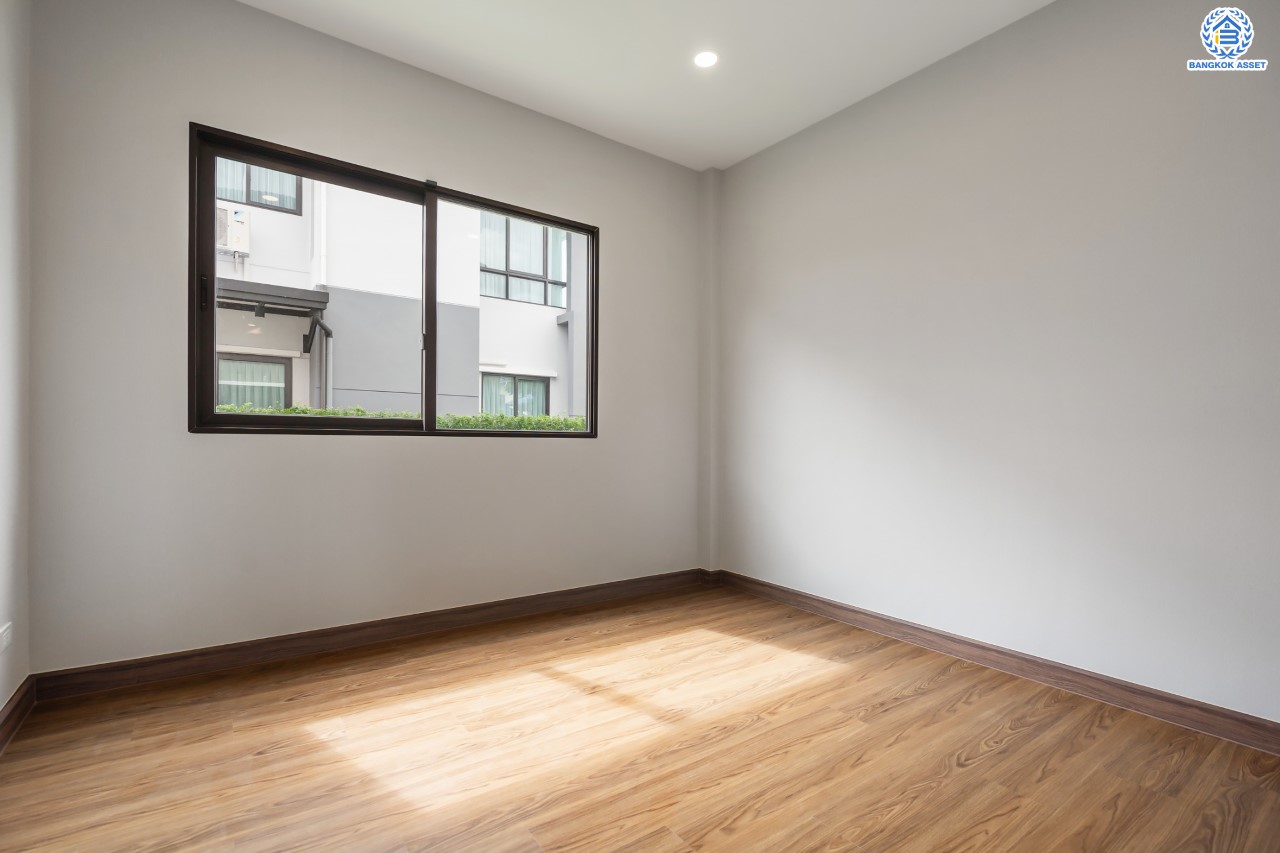 บ้านมือสองตกแต่งใหม่ ม.เดอะซิตี้ ราชพฤกษ์-ปิ่นเกล้า หลังมุม เนื้อที่ 71.8 ตร.ว. ดีไซน์ตอบทุกไลฟ์สไตล์ ฟังก์ชัน 3 ห้องนอน 5 ห้องน้ำ 1 ห้องอเนกประสงค์ 1 ห้องแม่บ้าน จอดรถได้ 2 คัน บนทำเลติดถนนใหญ่ เชื่อมต่อทุกเส้นทาง ใกล้รถไฟฟ้าสายสีม่วง "สถานีบางรักใหญ่" และจุดขึ้นทางด่วน "ศรีรัช"